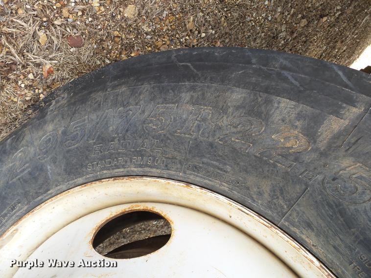 image for item DA2512 1988 International F8300 semi truck