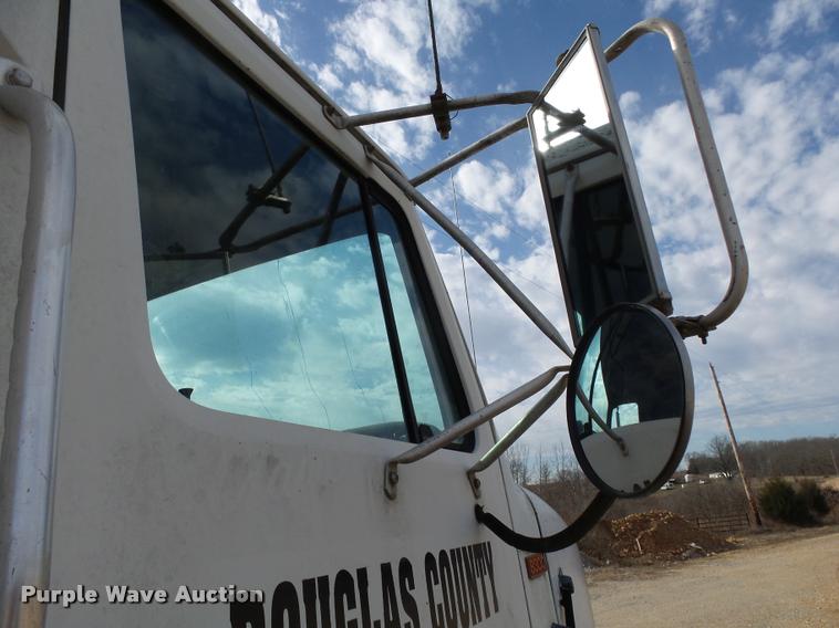 image for item DA2512 1988 International F8300 semi truck