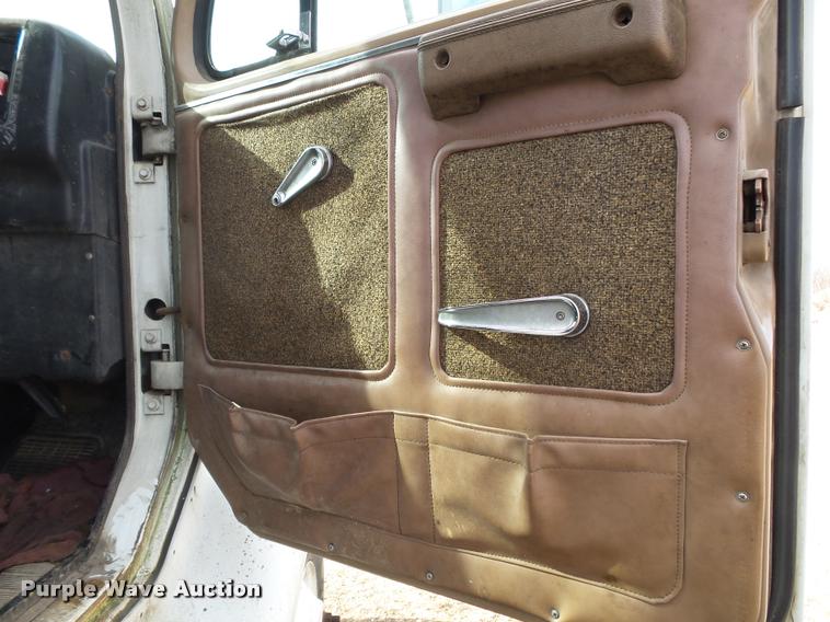 image for item DA2512 1988 International F8300 semi truck