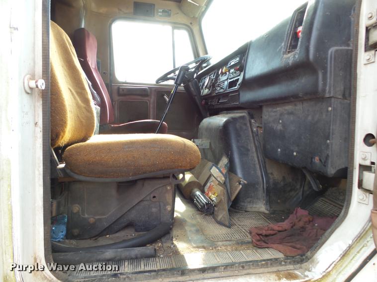 image for item DA2512 1988 International F8300 semi truck