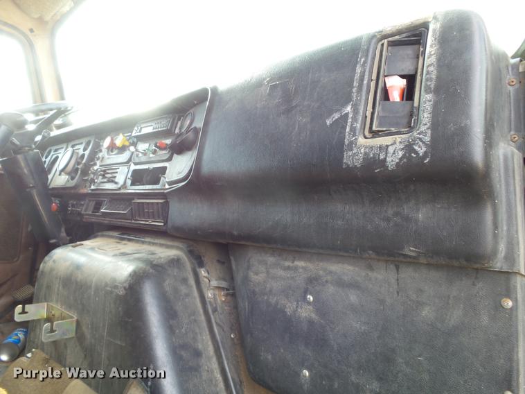 image for item DA2512 1988 International F8300 semi truck