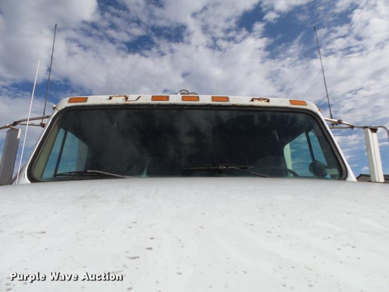 image for item DA2512 1988 International F8300 semi truck