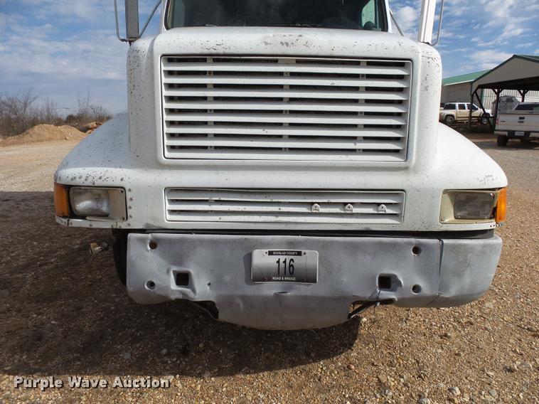 image for item DA2512 1988 International F8300 semi truck