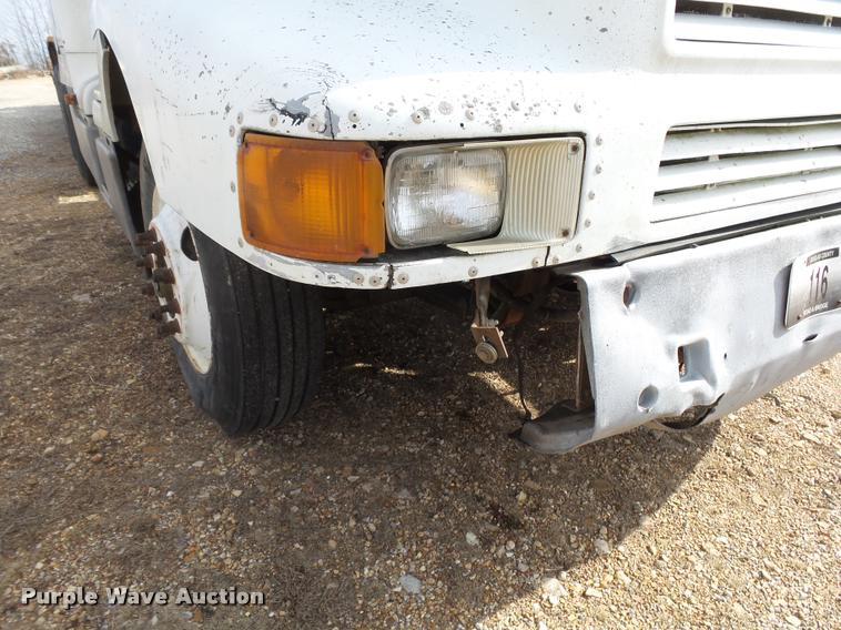 image for item DA2512 1988 International F8300 semi truck