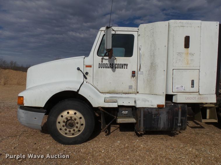 image for item DA2512 1988 International F8300 semi truck