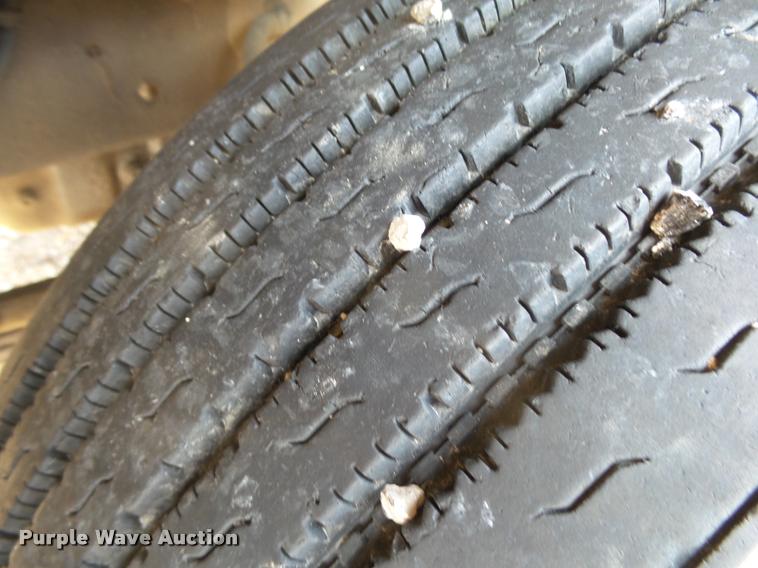 image for item DA2512 1988 International F8300 semi truck