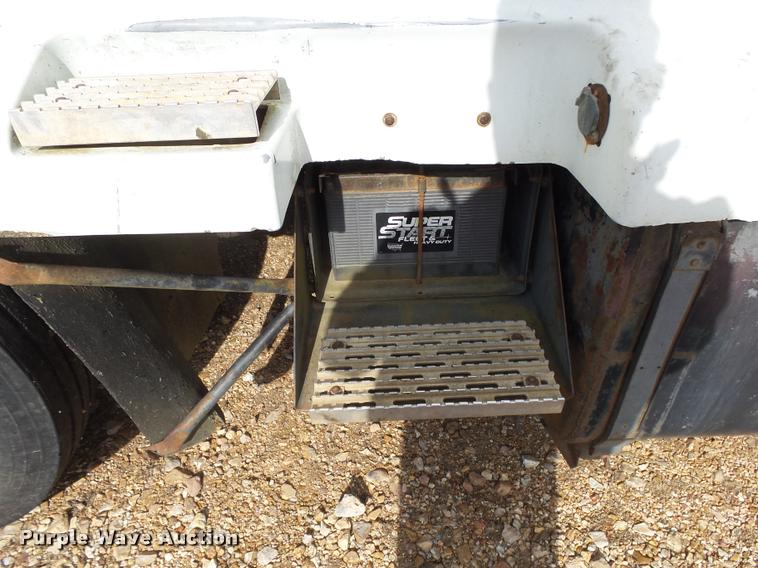 image for item DA2512 1988 International F8300 semi truck