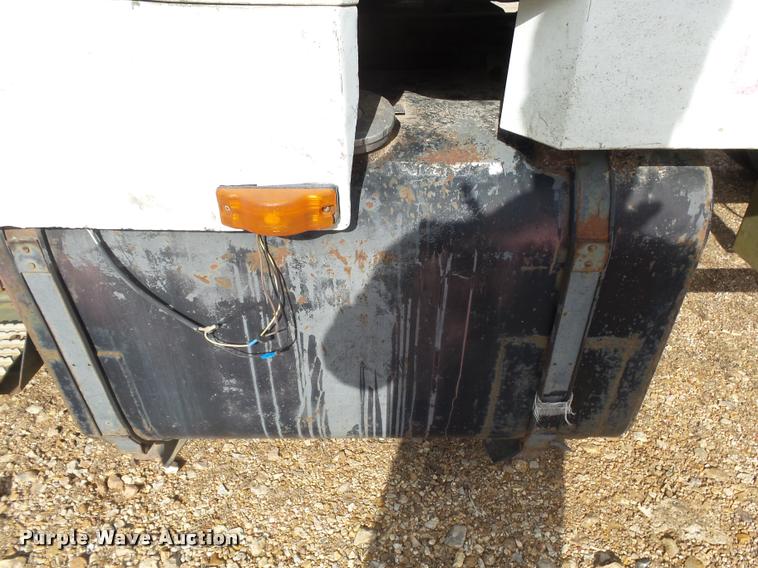 image for item DA2512 1988 International F8300 semi truck