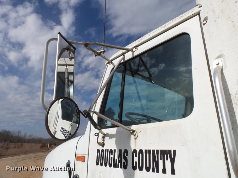 image for item DA2512 1988 International F8300 semi truck