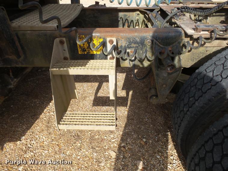 image for item DA2512 1988 International F8300 semi truck