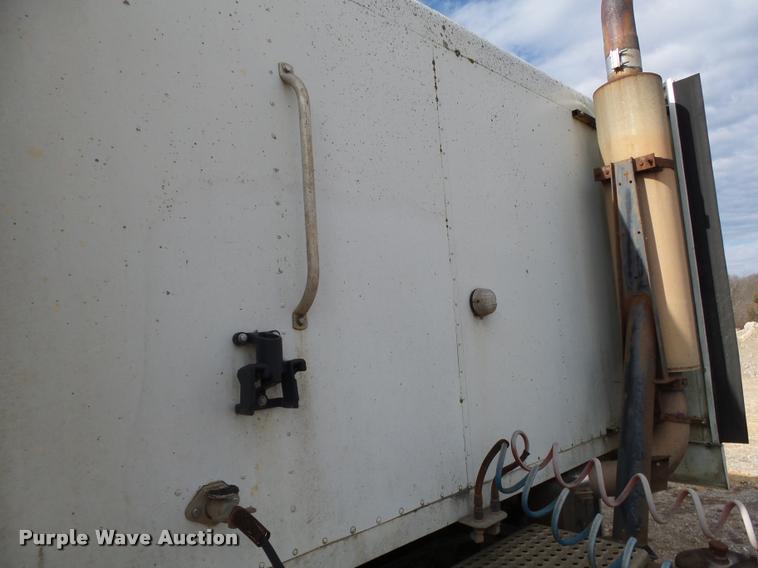 image for item DA2512 1988 International F8300 semi truck