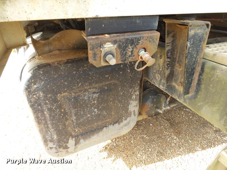 image for item DA2512 1988 International F8300 semi truck