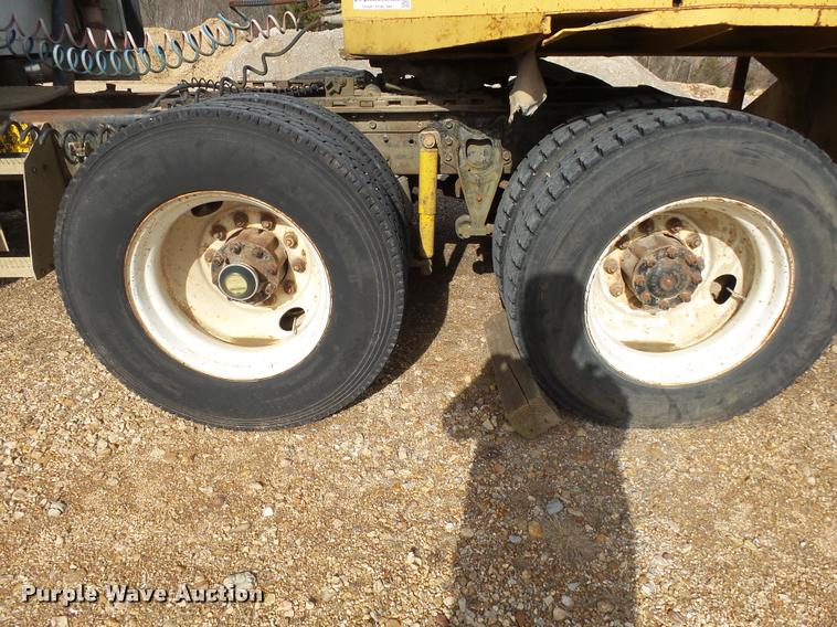 image for item DA2512 1988 International F8300 semi truck