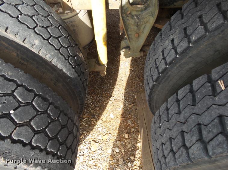 image for item DA2512 1988 International F8300 semi truck