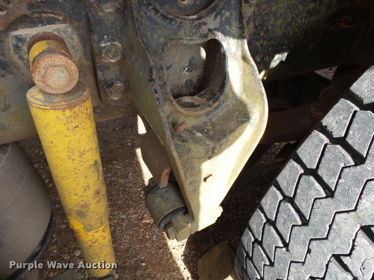 image for item DA2512 1988 International F8300 semi truck