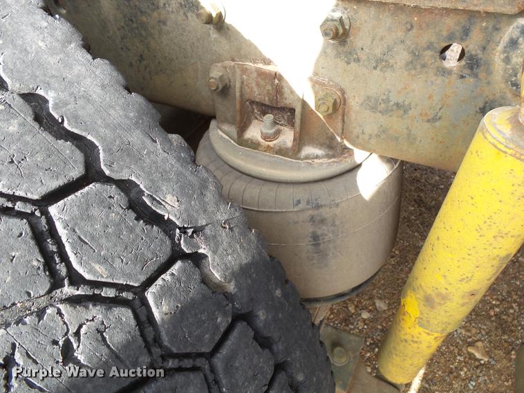 image for item DA2512 1988 International F8300 semi truck