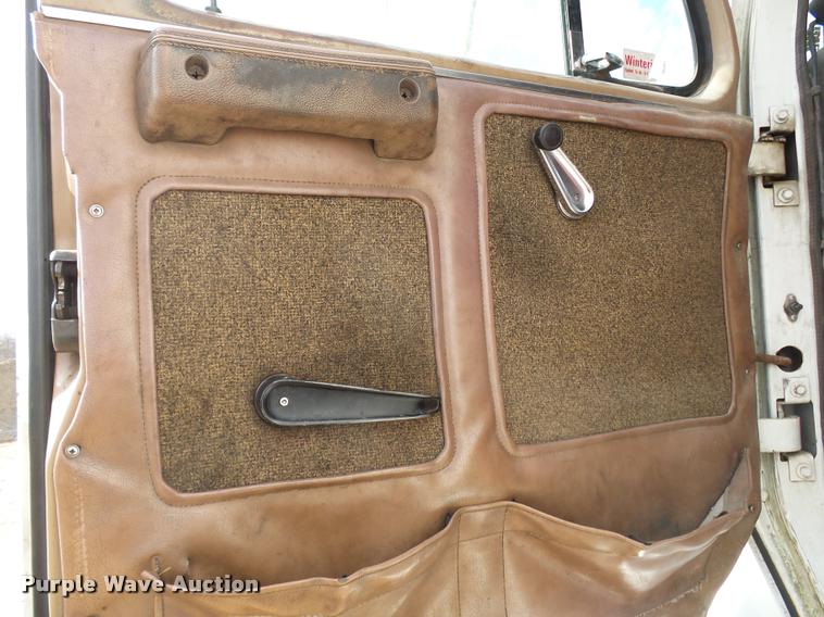 image for item DA2512 1988 International F8300 semi truck