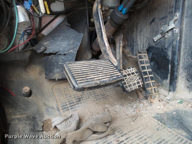 image for item DA2512 1988 International F8300 semi truck