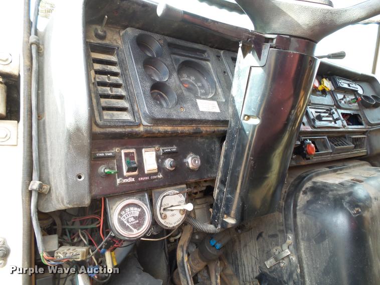 image for item DA2512 1988 International F8300 semi truck