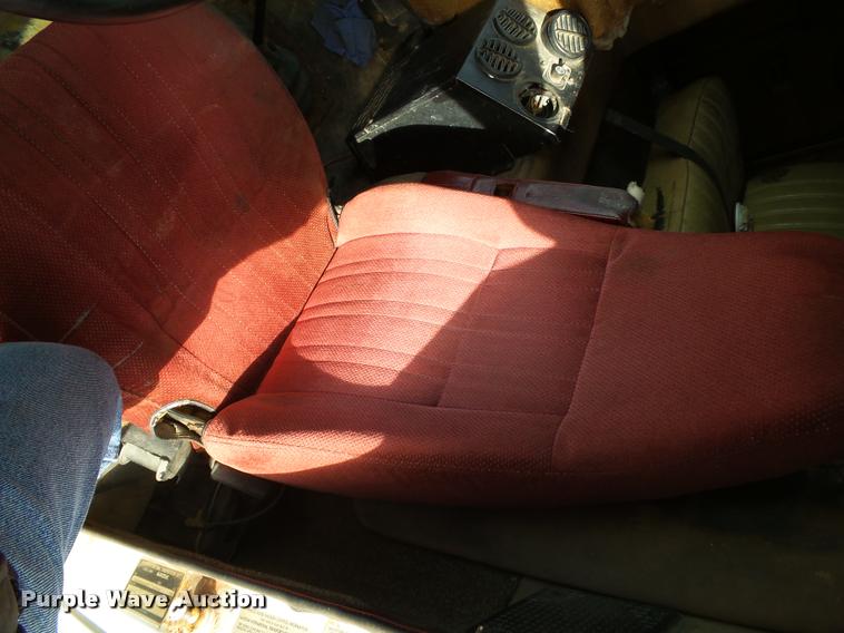 image for item DA2512 1988 International F8300 semi truck