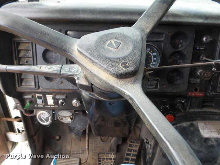 image for item DA2512 1988 International F8300 semi truck