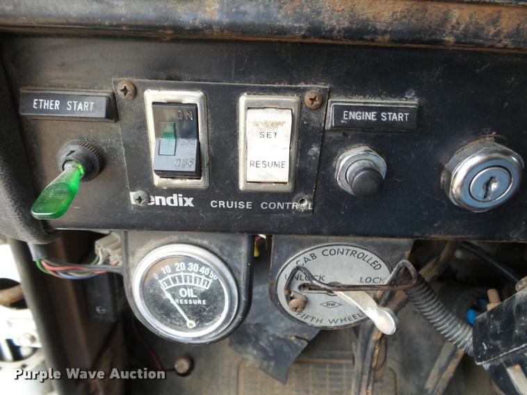 image for item DA2512 1988 International F8300 semi truck