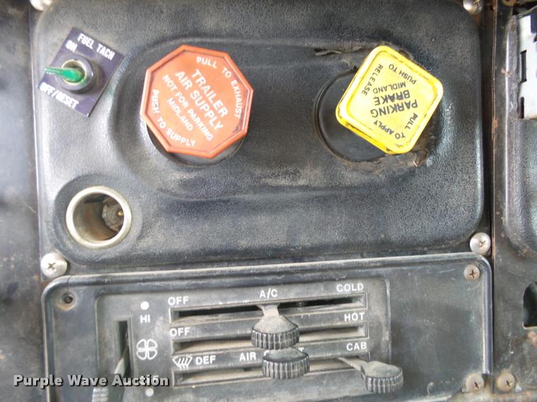 image for item DA2512 1988 International F8300 semi truck