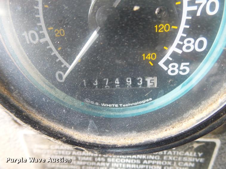 image for item DA2512 1988 International F8300 semi truck