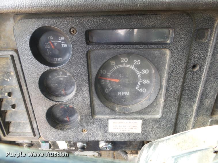 image for item DA2512 1988 International F8300 semi truck