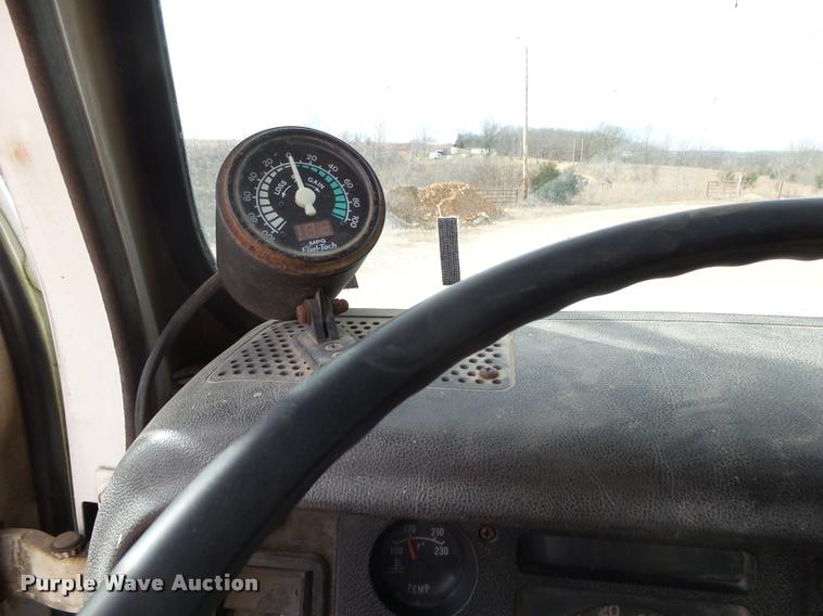 image for item DA2512 1988 International F8300 semi truck