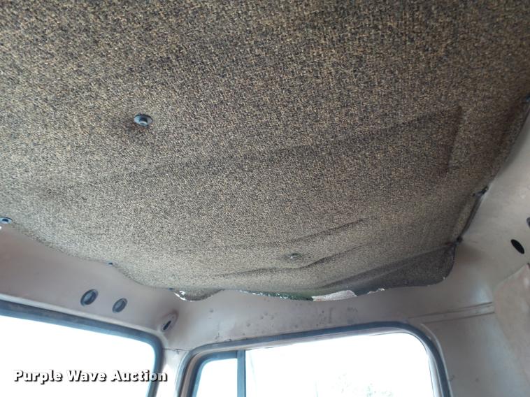 image for item DA2512 1988 International F8300 semi truck