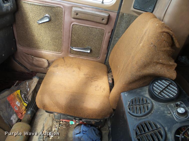 image for item DA2512 1988 International F8300 semi truck