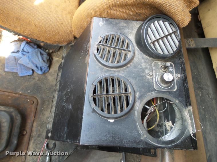 image for item DA2512 1988 International F8300 semi truck