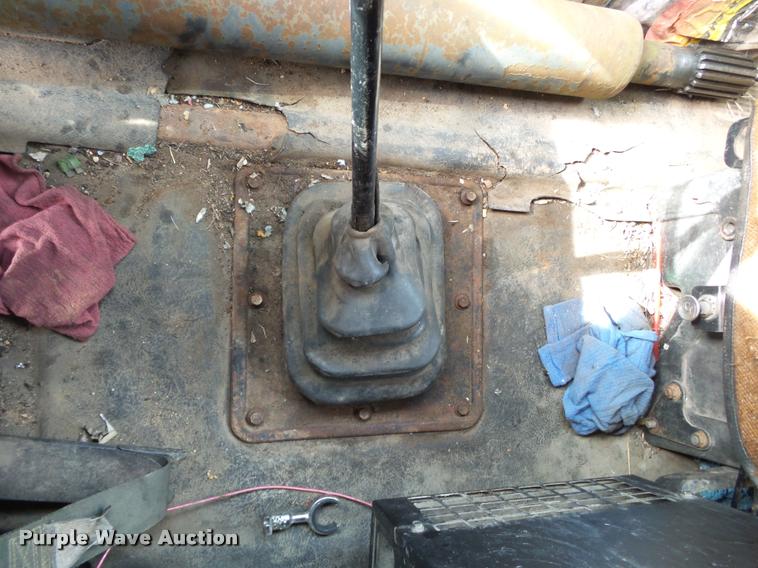 image for item DA2512 1988 International F8300 semi truck