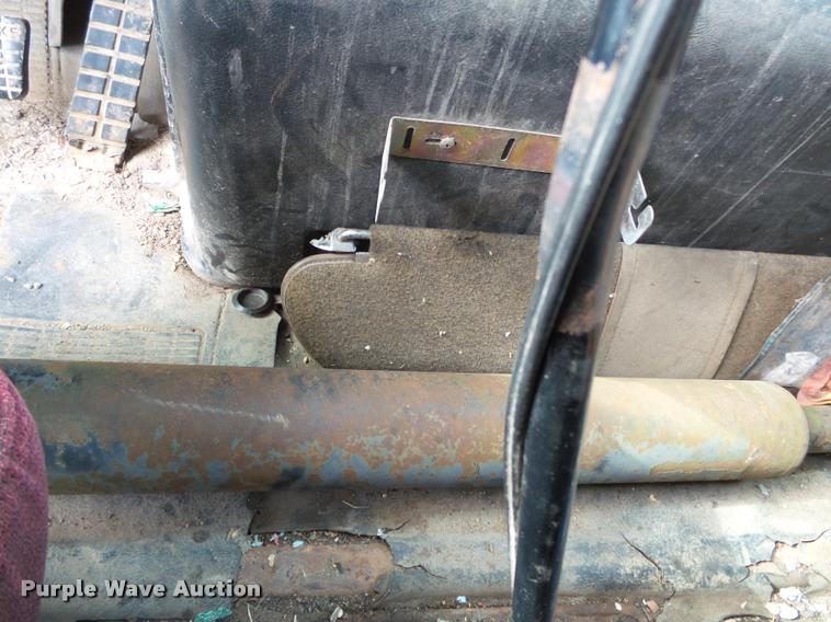 image for item DA2512 1988 International F8300 semi truck