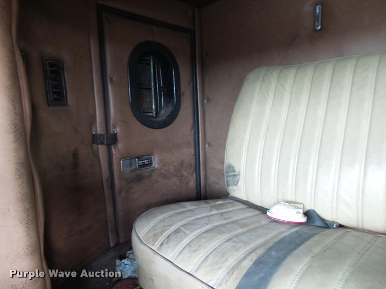 image for item DA2512 1988 International F8300 semi truck