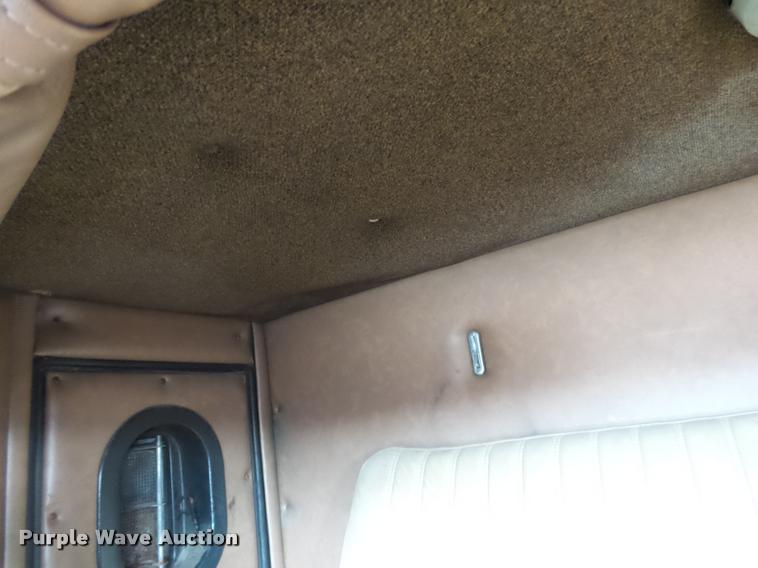 image for item DA2512 1988 International F8300 semi truck