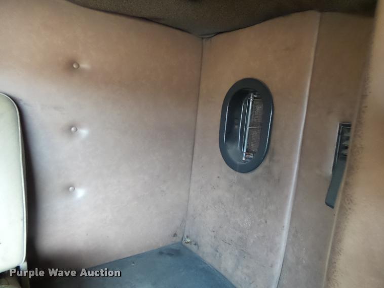 image for item DA2512 1988 International F8300 semi truck