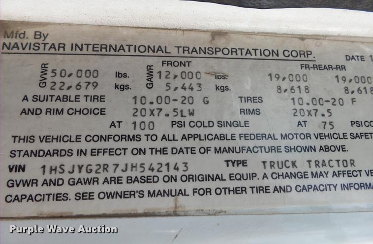image for item DA2512 1988 International F8300 semi truck