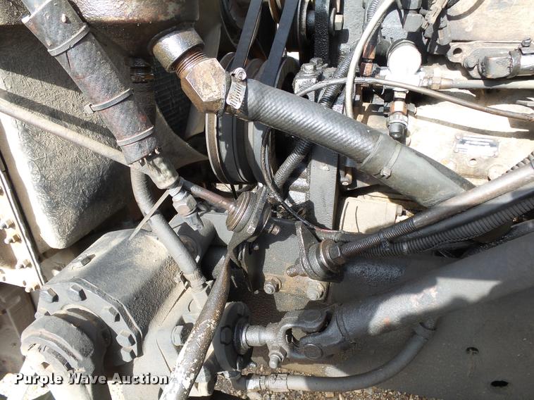 image for item DA2512 1988 International F8300 semi truck