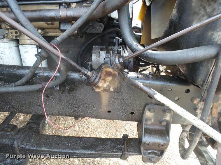 image for item DA2512 1988 International F8300 semi truck