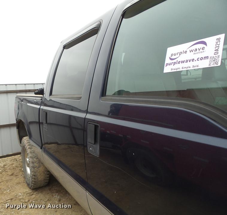 image for item DA3258 2004 Ford F350 Super Duty Crew Cab pickup truck