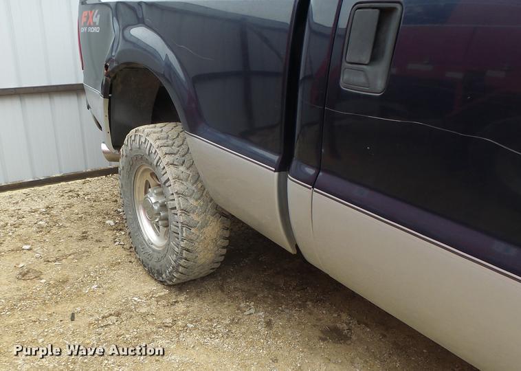 image for item DA3258 2004 Ford F350 Super Duty Crew Cab pickup truck