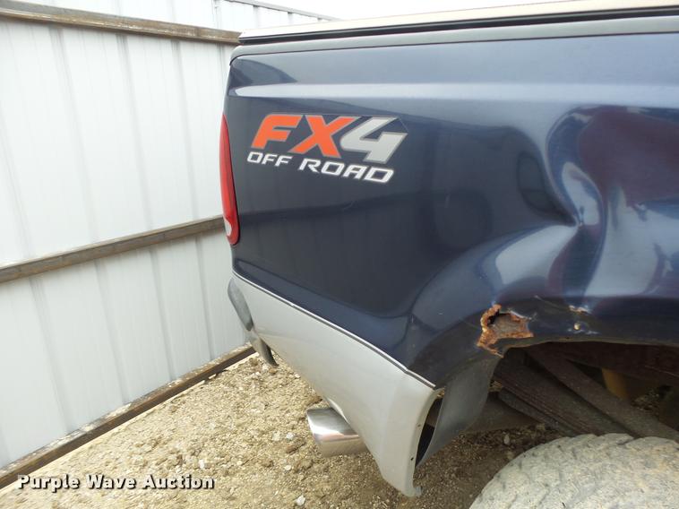 image for item DA3258 2004 Ford F350 Super Duty Crew Cab pickup truck