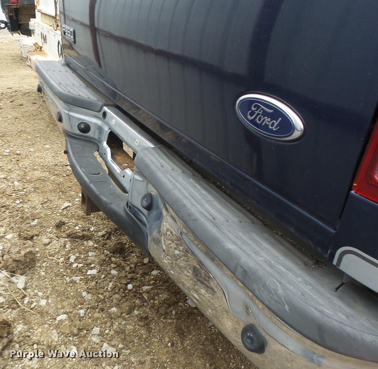 image for item DA3258 2004 Ford F350 Super Duty Crew Cab pickup truck