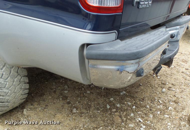 image for item DA3258 2004 Ford F350 Super Duty Crew Cab pickup truck