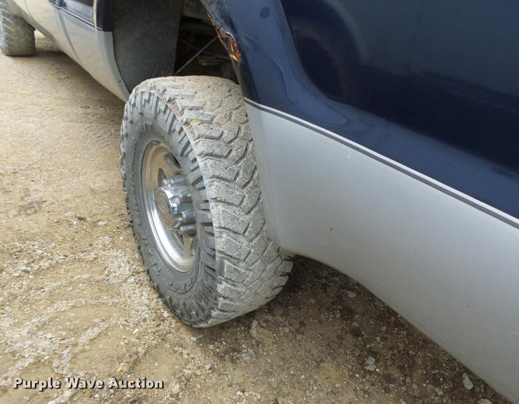 image for item DA3258 2004 Ford F350 Super Duty Crew Cab pickup truck