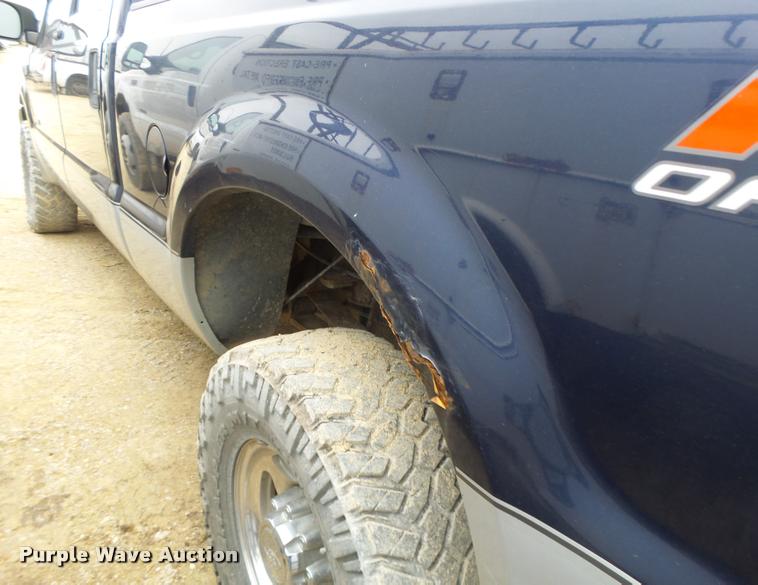 image for item DA3258 2004 Ford F350 Super Duty Crew Cab pickup truck