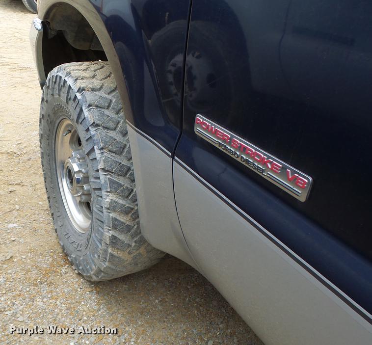 image for item DA3258 2004 Ford F350 Super Duty Crew Cab pickup truck