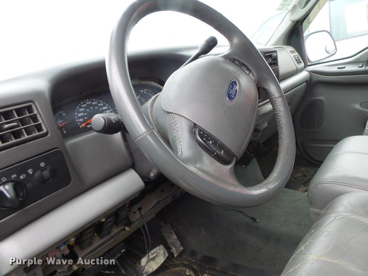 image for item DA3258 2004 Ford F350 Super Duty Crew Cab pickup truck